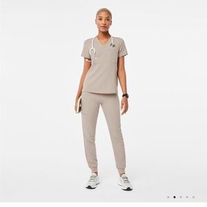 Figs Scrub Set (Catarina top and zamoras high waisted jogger bottoms)